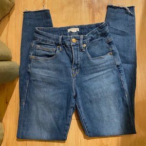 Good American- GOOD LEGS W/ RAW CHEWED HEM